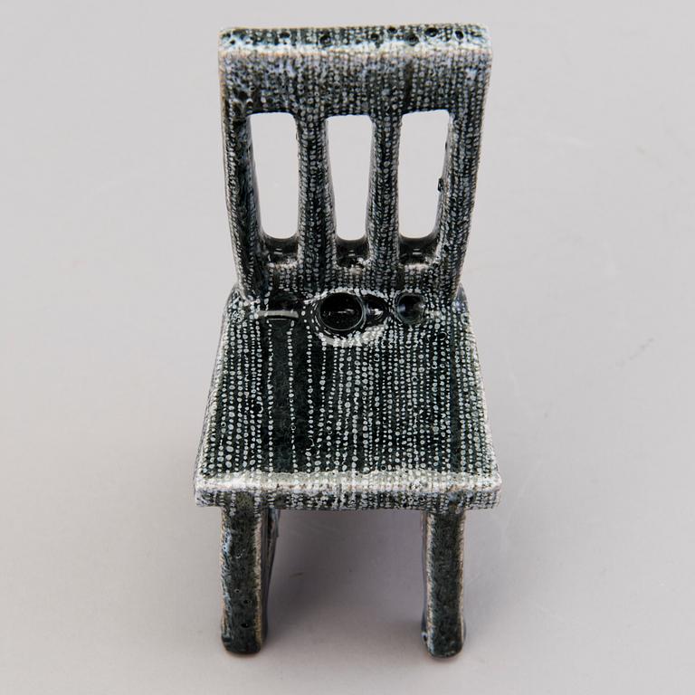 HEINI RIITAHUHTA, miniatyrskulptur, "Chair", porslin, signerad Heini Riitahuhta.