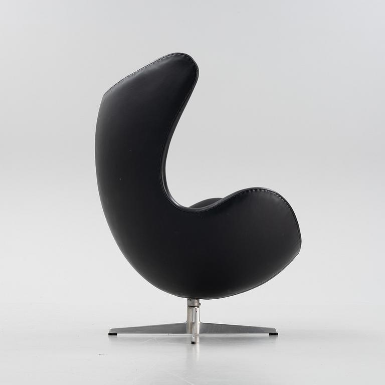 Arne Jacobsen, a black leather 'Egg' lounge chair from Fritz Hansen, Denmark.