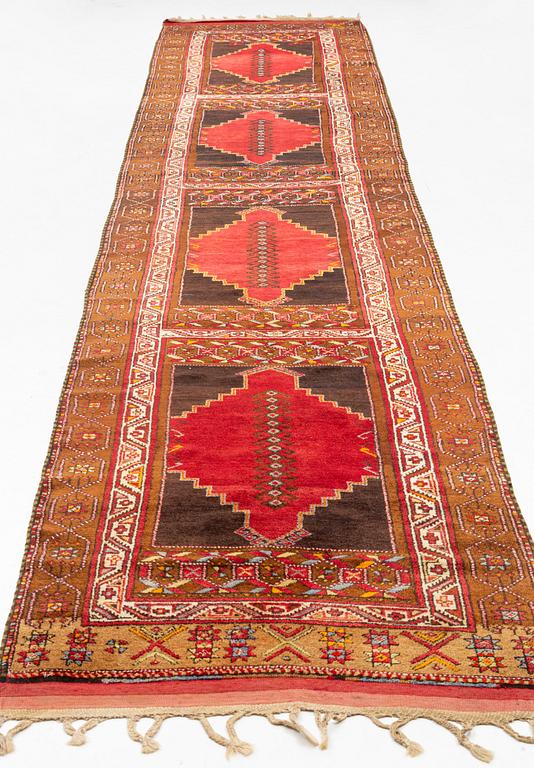 An antique Sivas runner, Ottoman Empire (Turkey), ca 495 x 105 cm (the ends with 9-7.5 cm flat weave on each side).