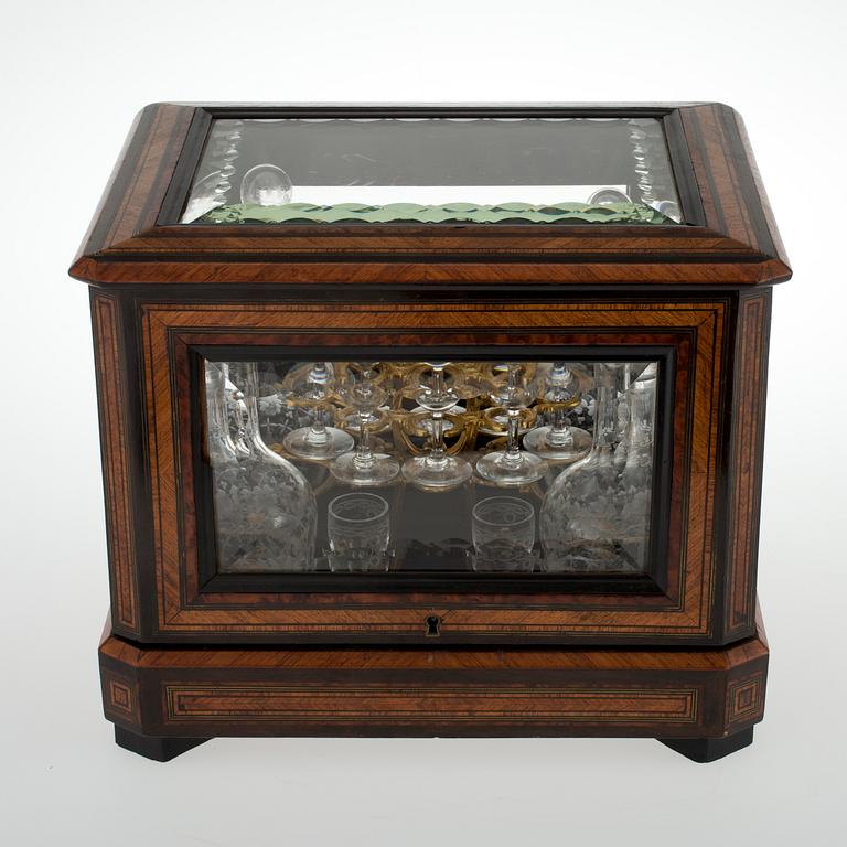 SCHATULL MED LIKÖRSERVIS, 4 karaffer och 10 starkvinsglas, ca 1900-tal.