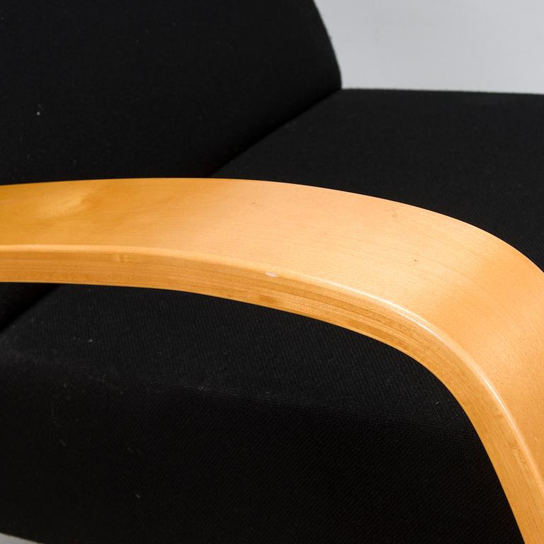 Alvar Aalto,  a 'Tank chair', model 400, Artek 2009.