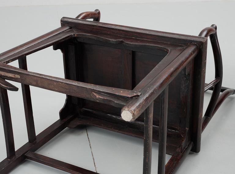 KARMSTOLAR, ett par, Ming-stil. 1800/1900-tal, Kina.