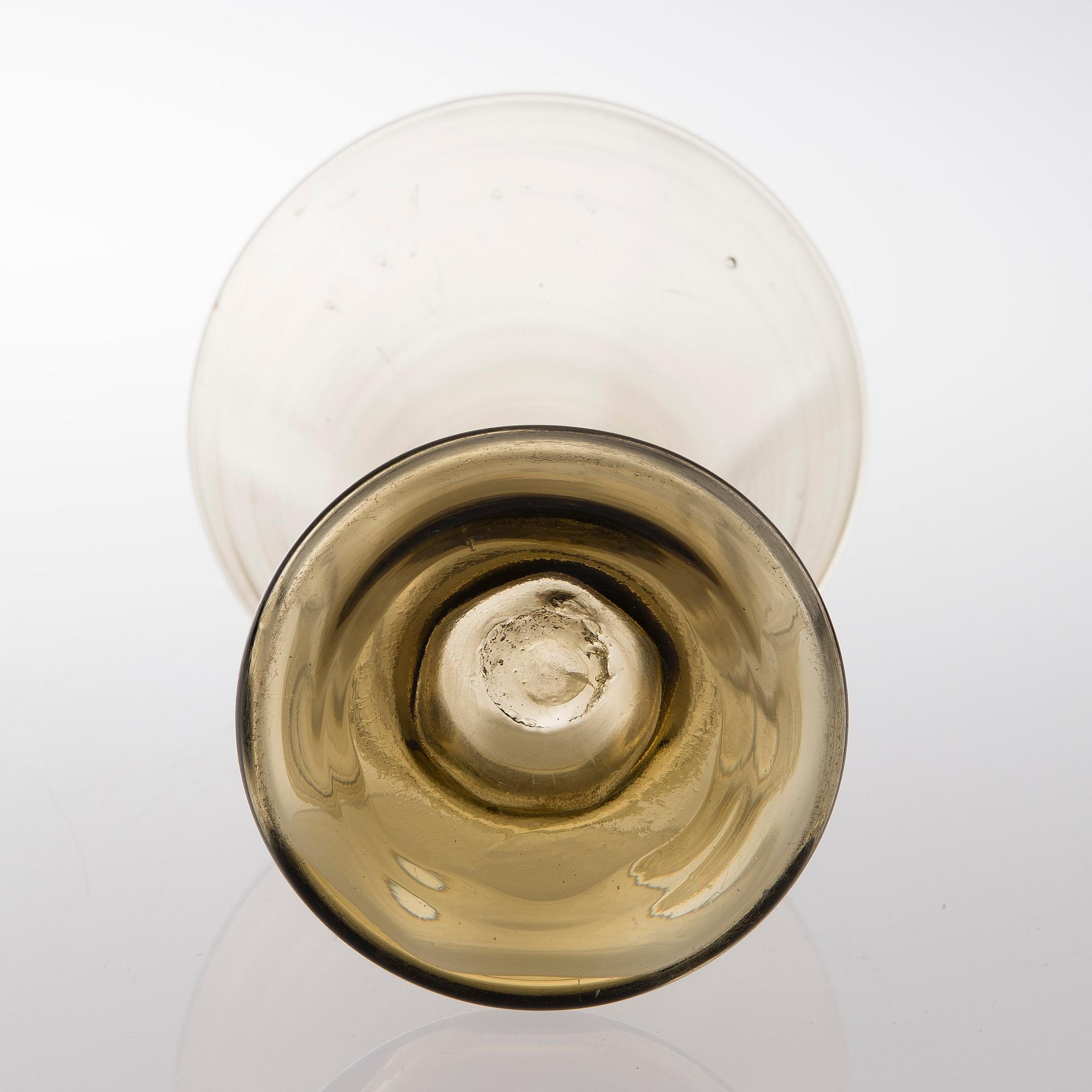 AN EARLY 20TH CENTURY GLASS VASE.