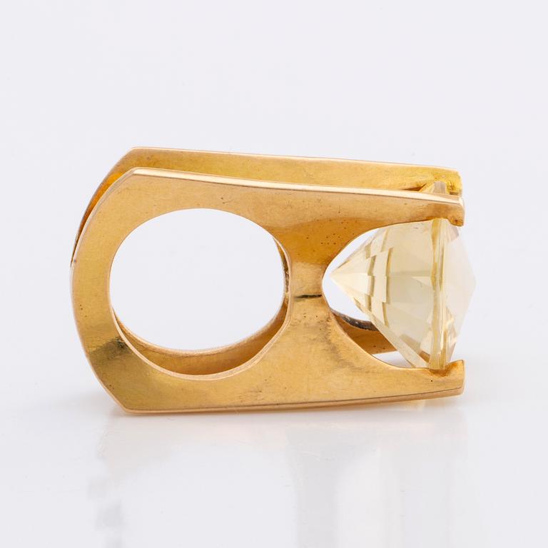 RING 18K gold with 1 citrin approx 18 x 18 mm, total weight 15 g, Stockholm 1967.