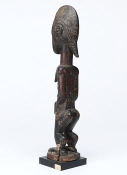 FETISCH. Trä. Baoule-stammen. Côte d'Ivoire (Elfenbenskusten) omkring 1920-1930. Höjd 28 cm.