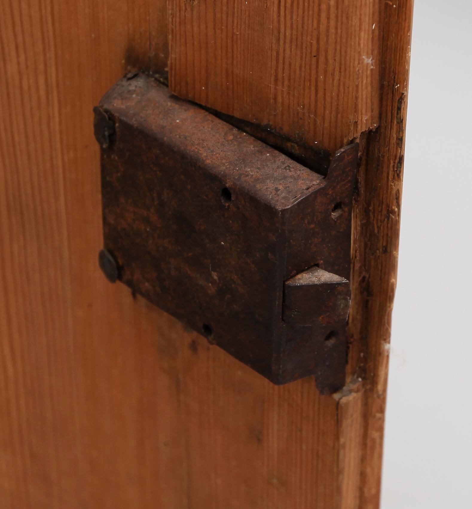 HÖRNSKÅP, allmoge, 1800-talets första hälft.