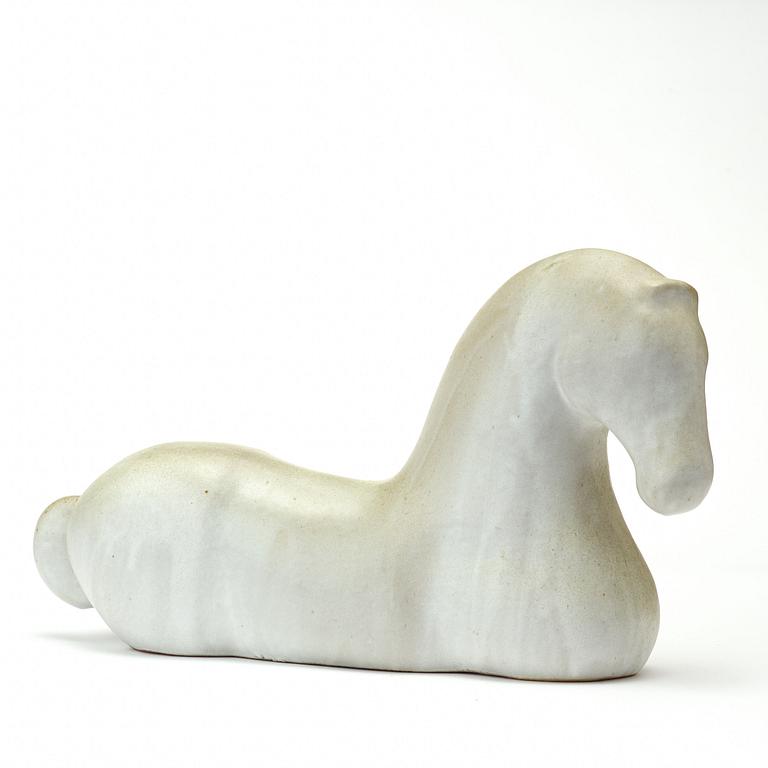 ULLA & GUSTAV KRAITZ, skulptur, stengods, liggande häst, Förslöv, Sweden 2007.