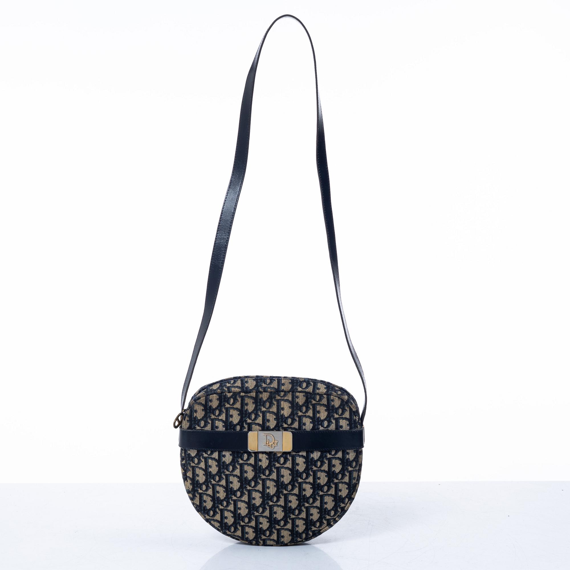 Christian Dior, Translation: "bag, vintage.".