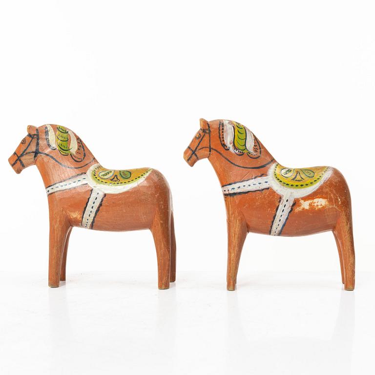 Dalahästar, ett par snarlika, allmoge, Nissergården Vattnäs, möjligen krusade av Karin Nisser, 1920-tal.