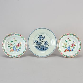 Three famille rose and blue and white export porcelain plates, Qing dynasty, Qianlong (1736-95).