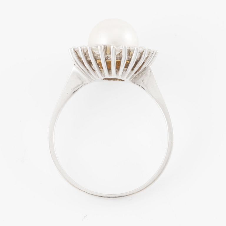 Ring, 18K white gold with a pearl and brilliant-cut diamonds.