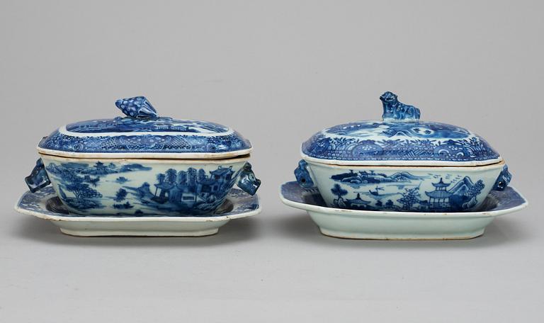 SMÖRTERRIN MED LOCK och FAT, 2 st snarlika. Kompaniporslin. Qing dynastin, Qianlong (1736-95).