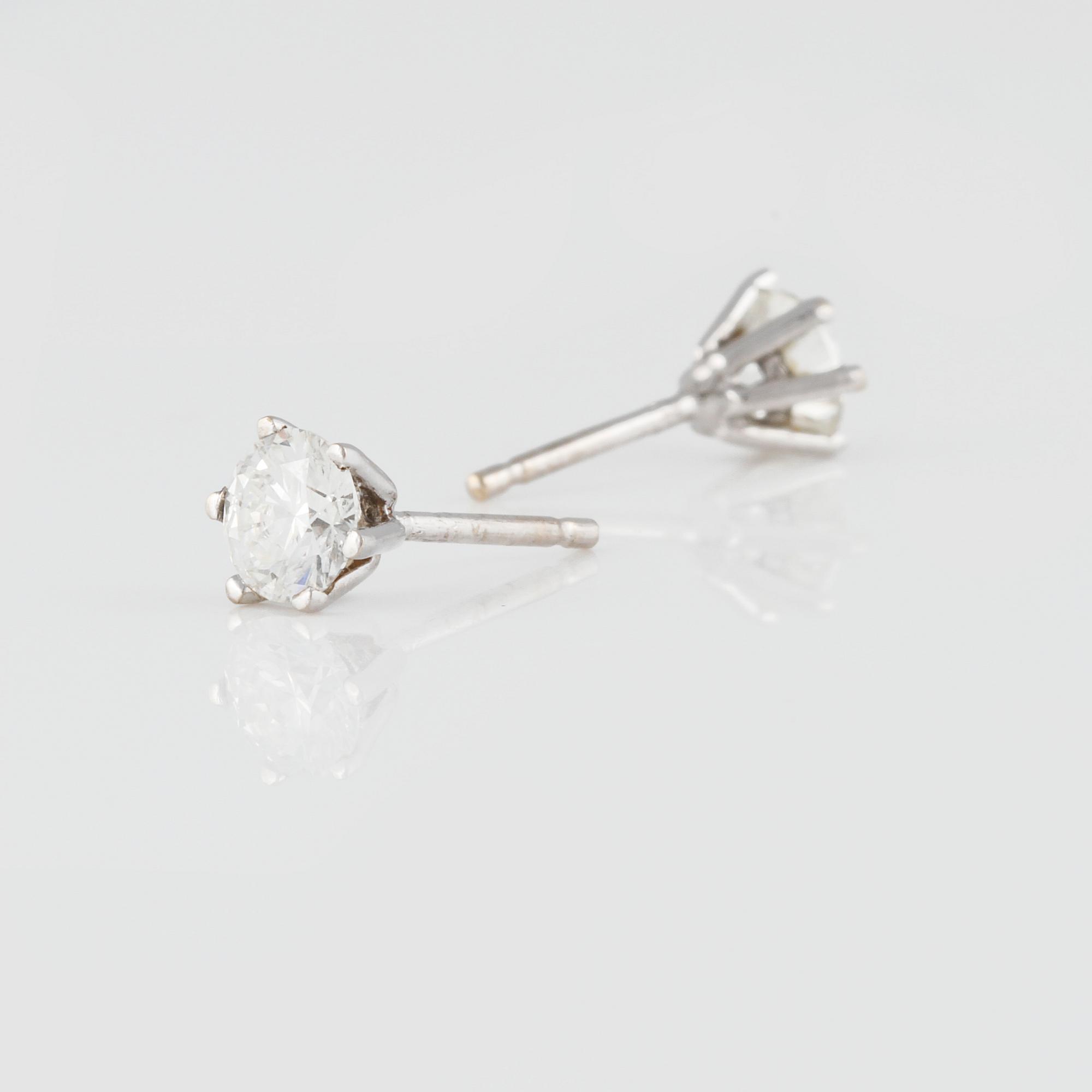 ÖRHÄNGEN, ett par, 18K vitguld med briljantslipade diamanter ca 1.00 ct. Vikt 1,7 gram.