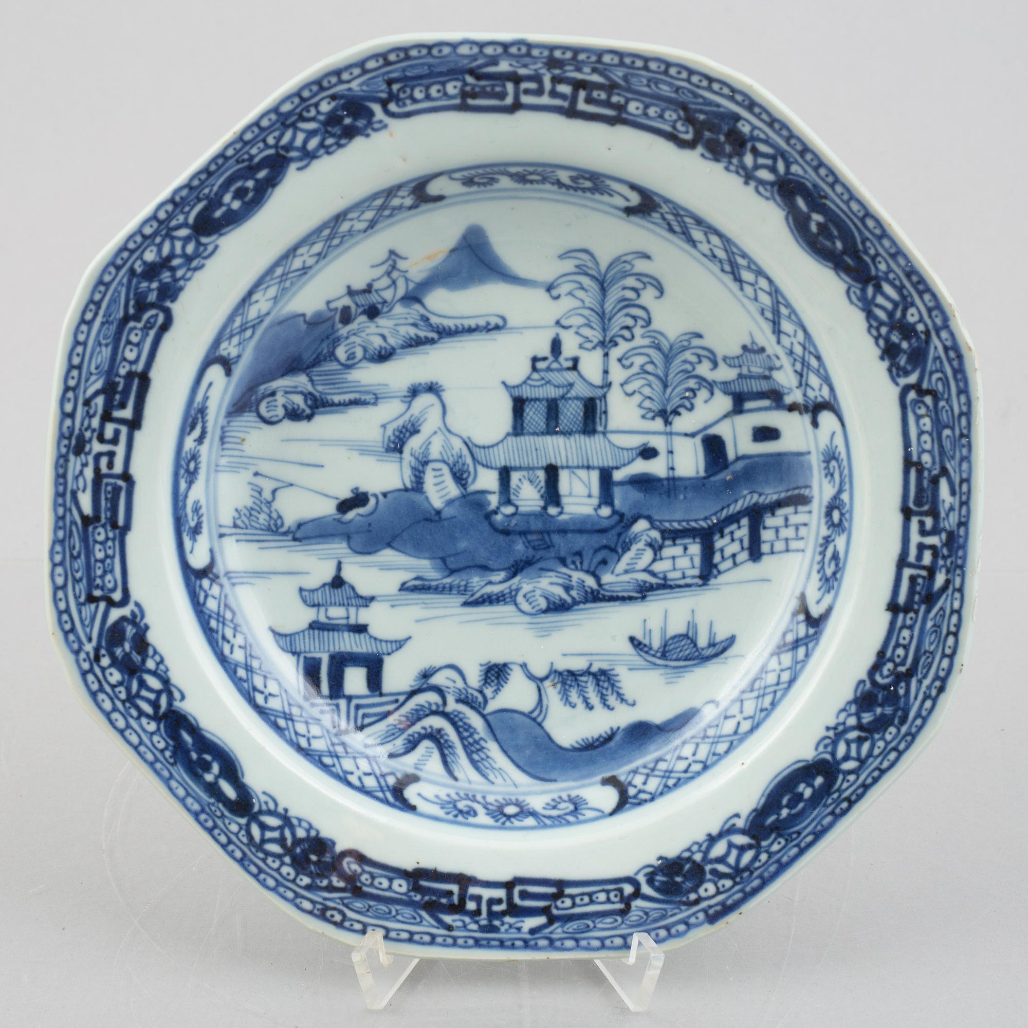 Five pieces of blue and white Chinese porcelain, Qing dynasty, 18th-19th century.
