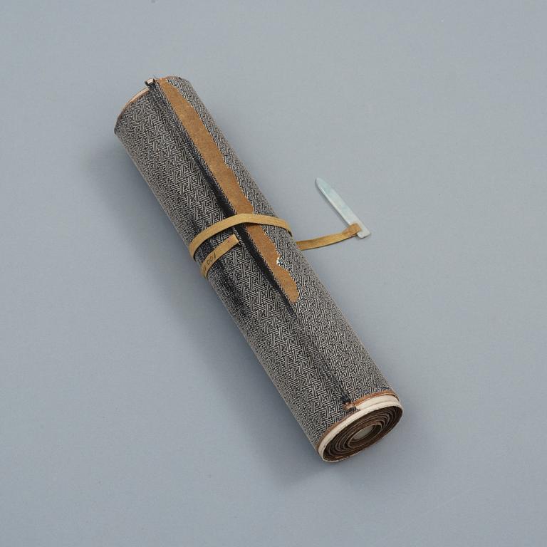 A fine painting of 100 ladies and attendants in a palace garden, and with calligraphy, late Qing dynasty (1644-1912).