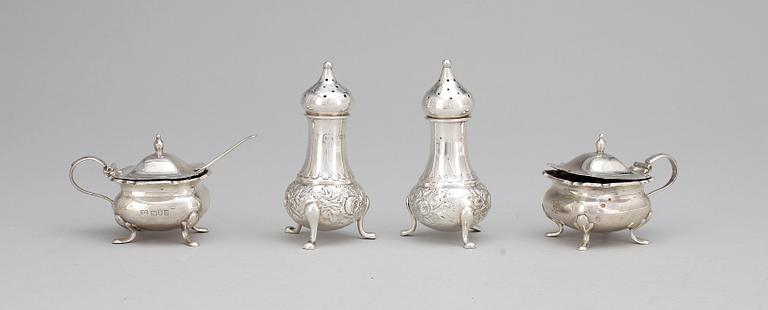 SALTKAR, ett par samt PEPPARSTRÖARE, ett par, silver, England sekelskifte 1800/1900-tal, tot vikt 160g(exkl glasinsats).
