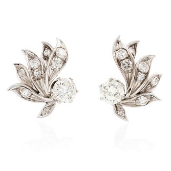 512. Ett par örhängen 18K vitguld med runda briljantslipade diamanter.