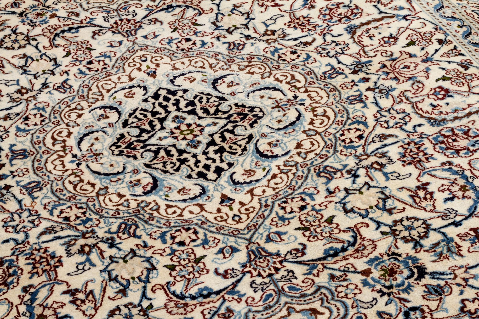 MATTA, Nain, part silk, 300 x 200 cm.