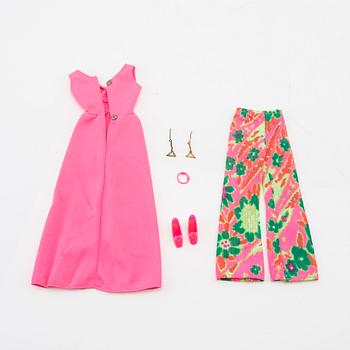 Barbiekläder, 2 set. Mod "Evening In", Mattel 1971-72 samt Mod "Blue Royalty" Mattel 1970.