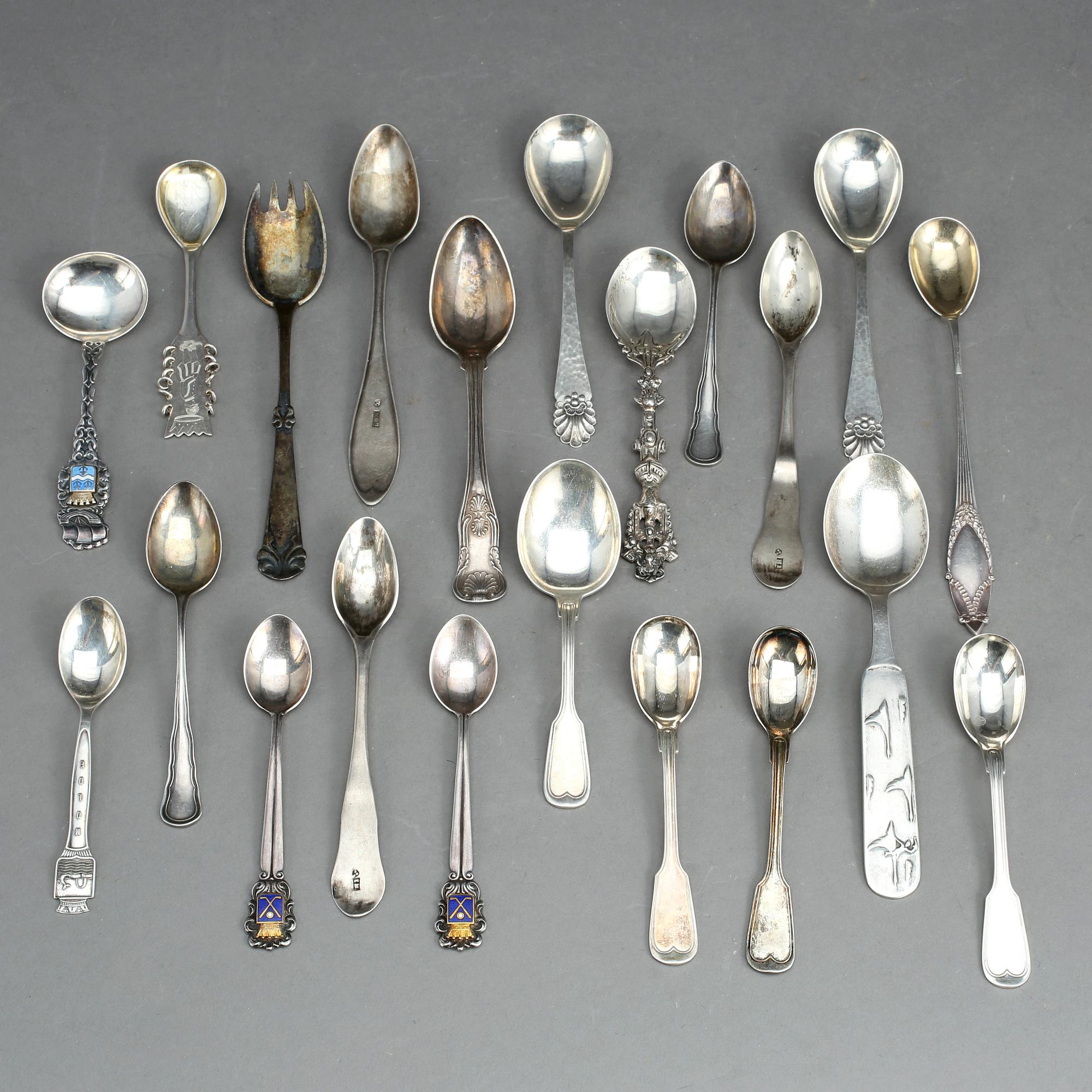 PARTI BESTICK, 38 delar, silver, första hälft 1900-talets. Längd av strösked 18 cm. Total vikt ca 1006 g.