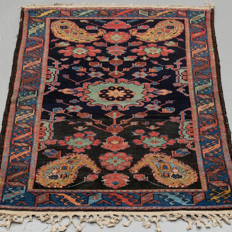 MATTO, an old Kurdish probably, ca 140,5-143,5 x 94,5-102 cm (as well as 2 cm flat weave at each end).
