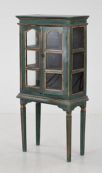 VITRINSKÅP, 1900-talets första hälft.