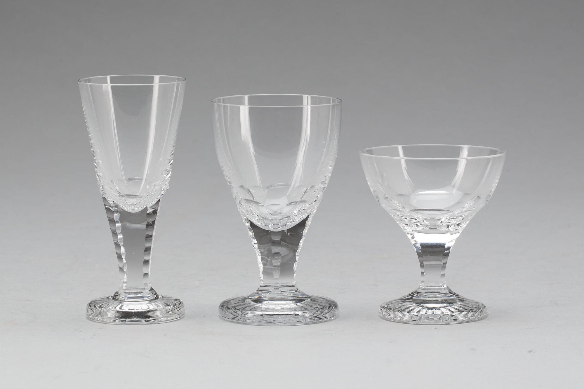 GLASSERVIS, 47 delar. 30 snarlika delar medföljer.