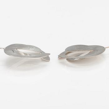 Paula Häiväoja, A pair of silver earrings. Pentti Roos, Helsinki 1968 och K Hannes Niemi, Helsinki 1967.