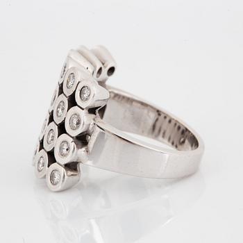 Ring med briljantslipade diamanter.