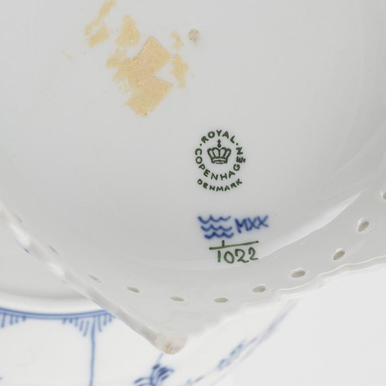 Uppsatsskål, porslin, "Musselmalet", helblonde, Royal Copenhagen, Danmark, 1975-1979.