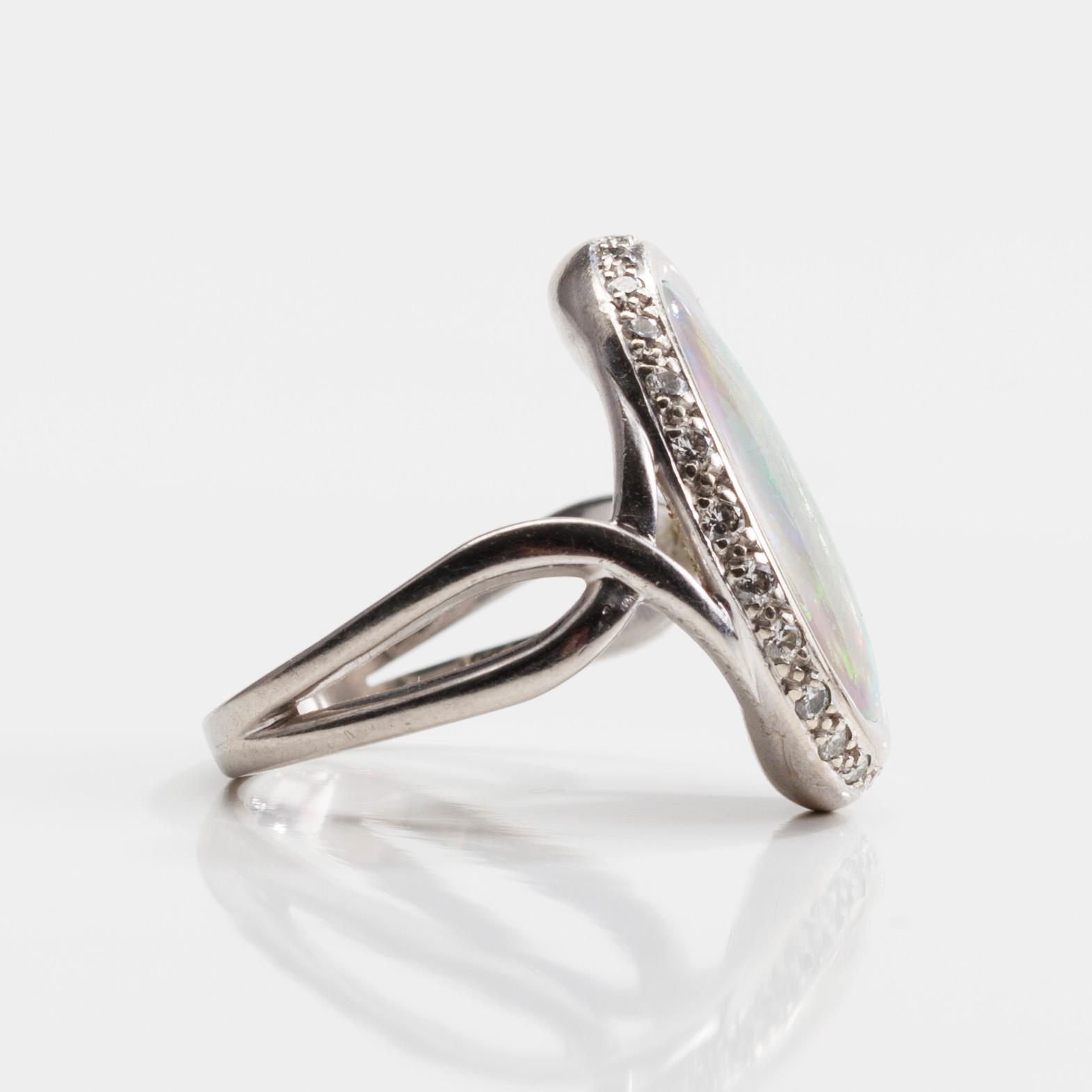 RING, 18K guld, opal 0,25 ct, diamanter. 1980-tal. Vikt 7,4 g.
