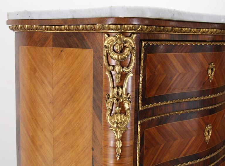 CHIFFONJÉ, Louis XV-stil, 1900-talets andra hälft.