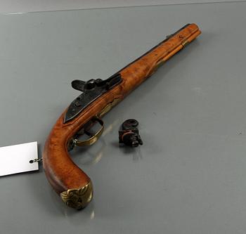 FLINTLÅSPISTOL OCH KRUTHORN, 4 delar.