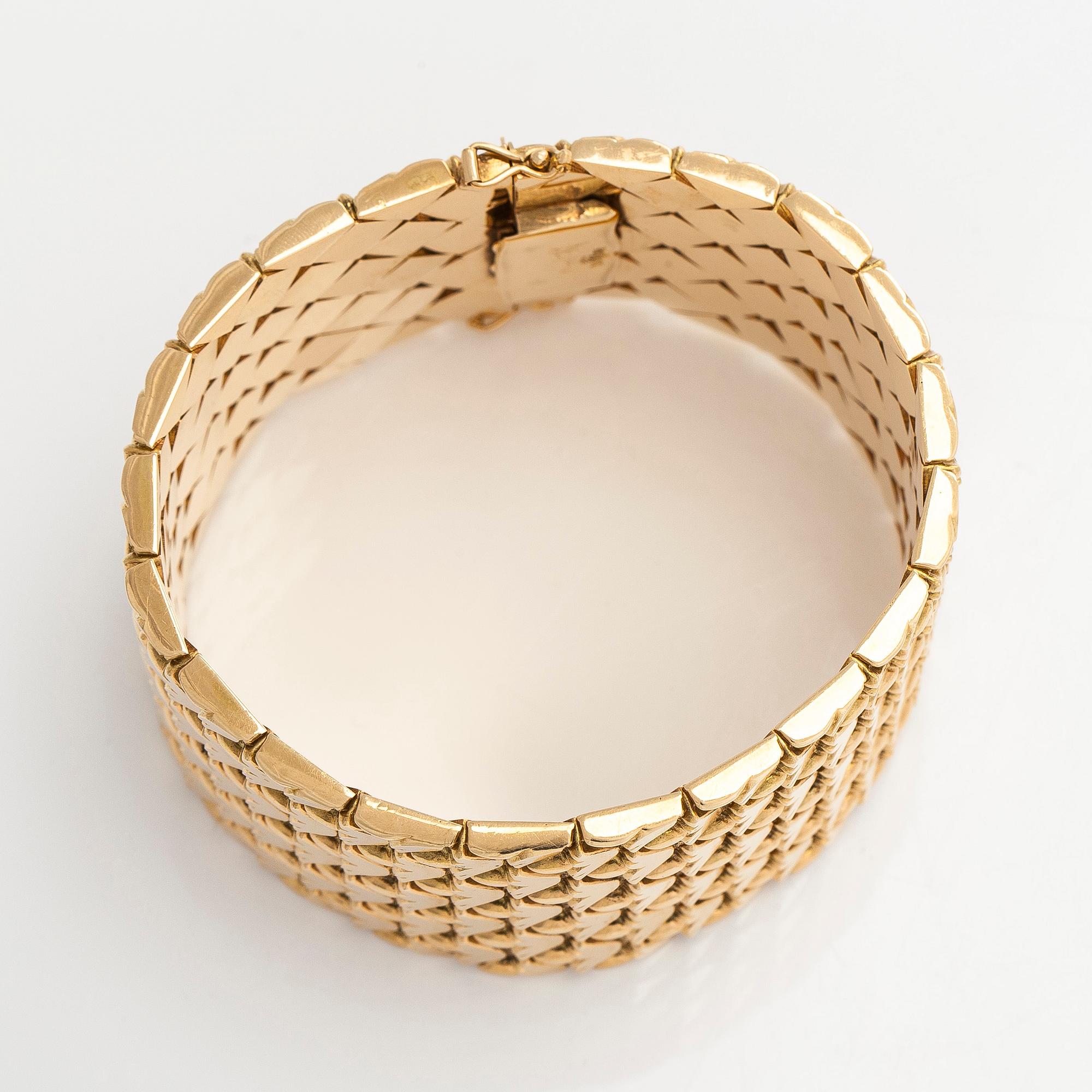 An 18K gold cuff bracelet, Italy.