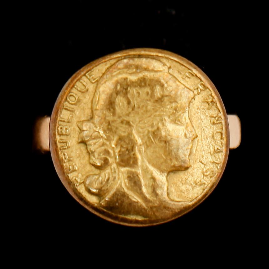 RING, skena 18 k guld, svenska stämplar 1964, med franskt mynt.