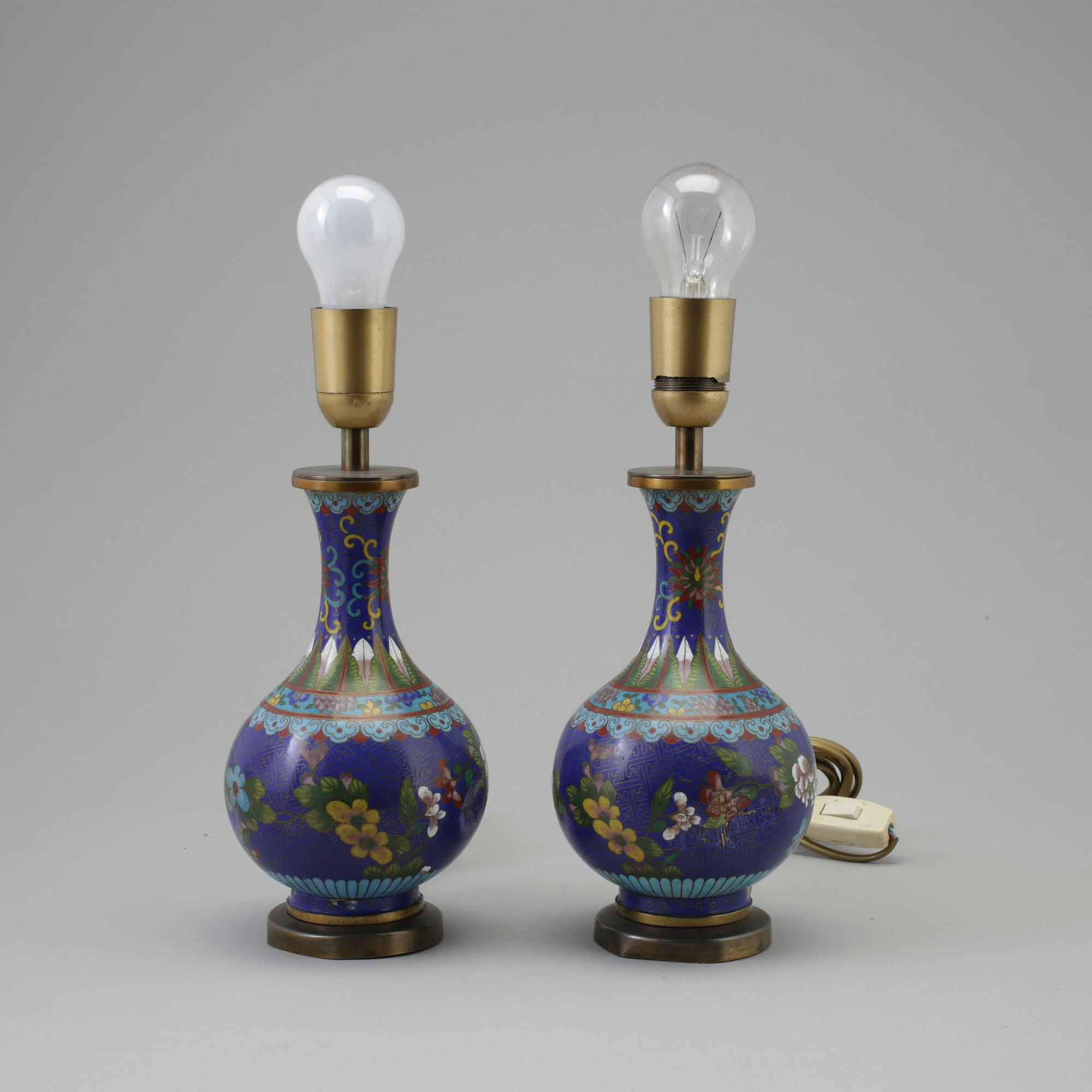BORDSLAMPOR, två stycken, Kina, cloisonne-emalj. 1900-tal.