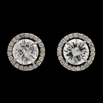 A pair of brilliant cut diamond studs, tot. 2.60 cts.