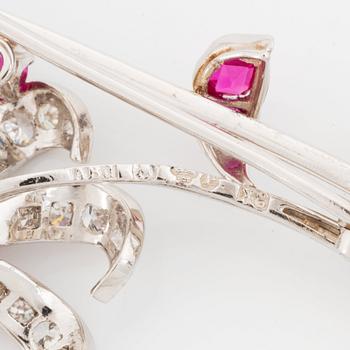 Brosch platina med fasettslipade rubiner och runda briljant- och åttkantslipade diamanter.
