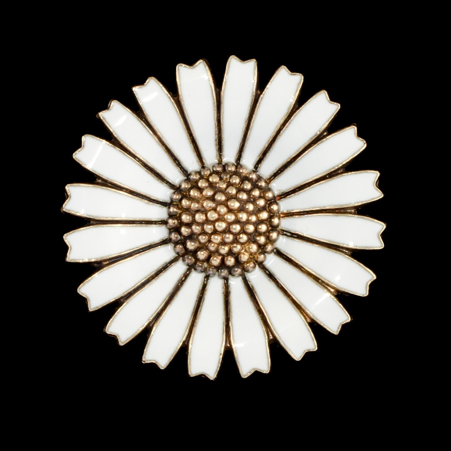 BROSCH, sterlingsilver samt vit emalj, "Daisy", Georg Jensen, Danmark.