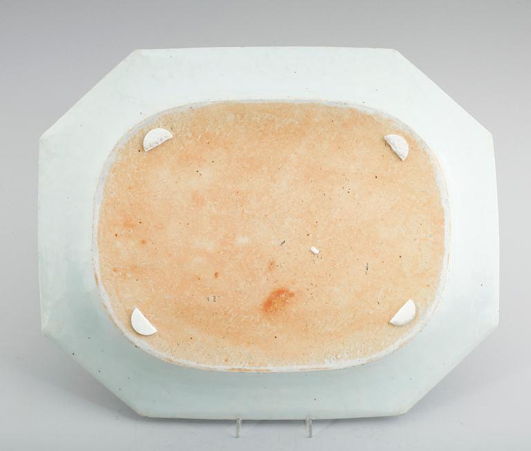 STEKFAT, porslin, Kina, Qianlong 1736-1795.