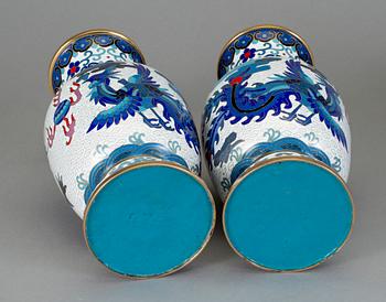 URNOR, ett par, cloisonné, 1900-tal.