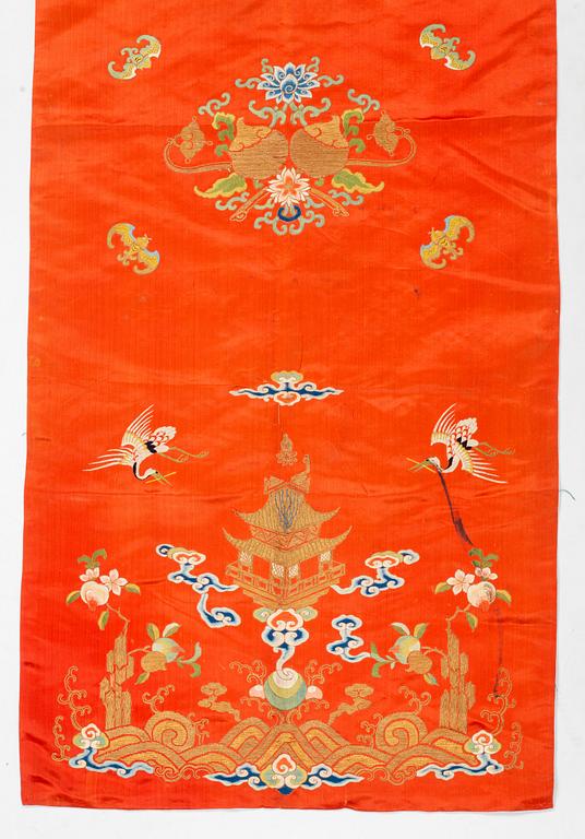 Paneler, två stycken, broderat siden. Qingdynastin, 1800-tal.