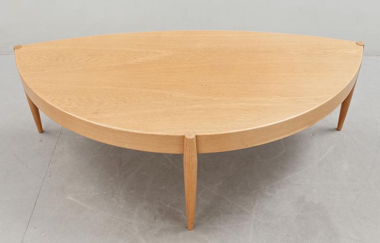 JOHANNES ANDERSEN, 3 delar, Fåtölj, Soffa och bord, Trensum Möbelfabrik, 1960-tal. Soffa etikettmärkt undertill.