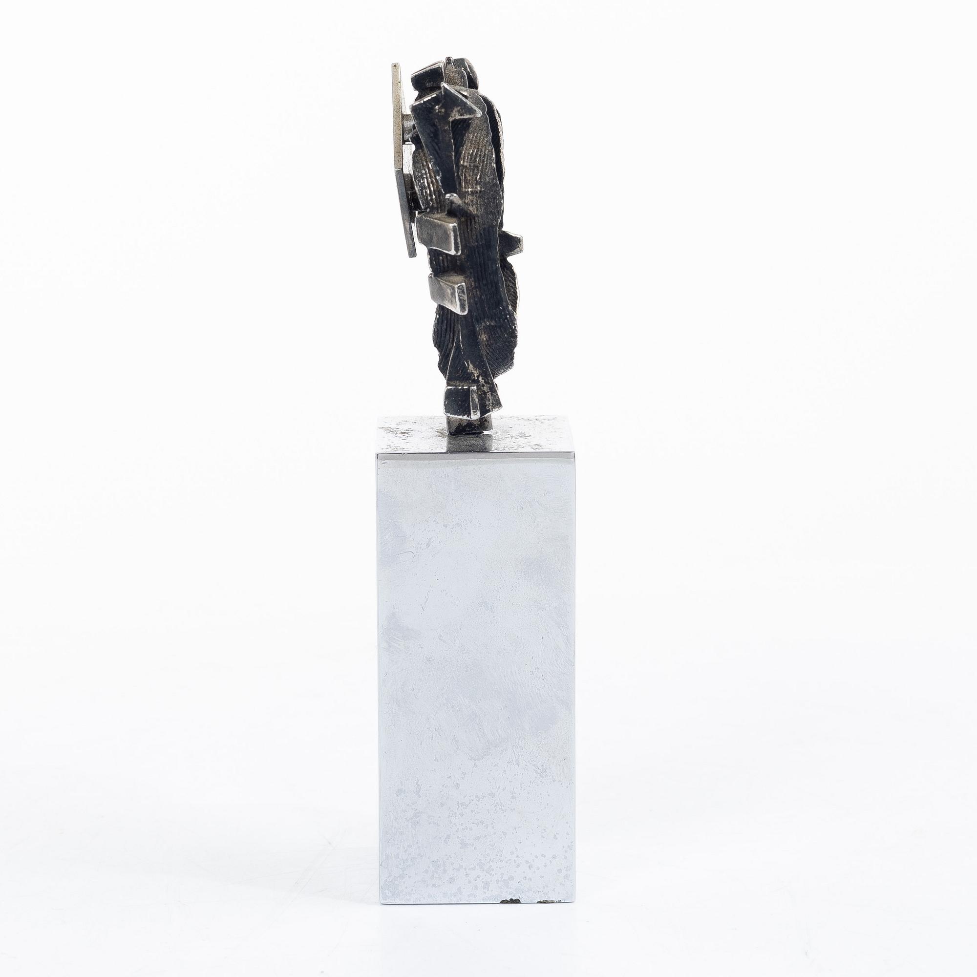 Arnaldo Pomodoro, "Piccola scultura".