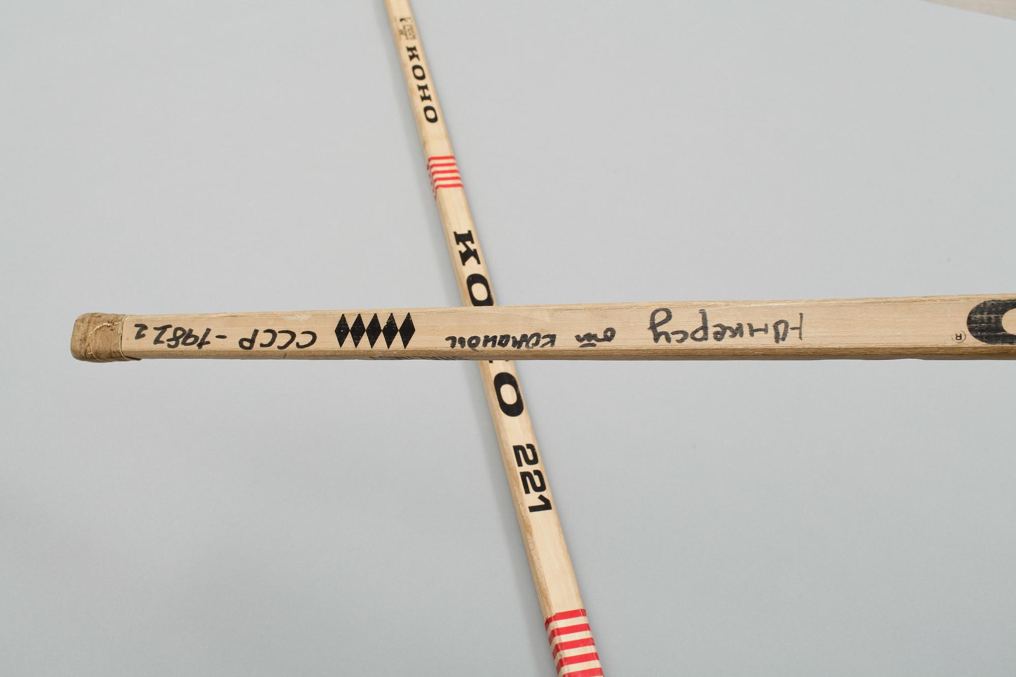 ISHOCKEYKLUBBOR, 2 stycken, med autografer från svenska landslagsspelare, 1980-tal.