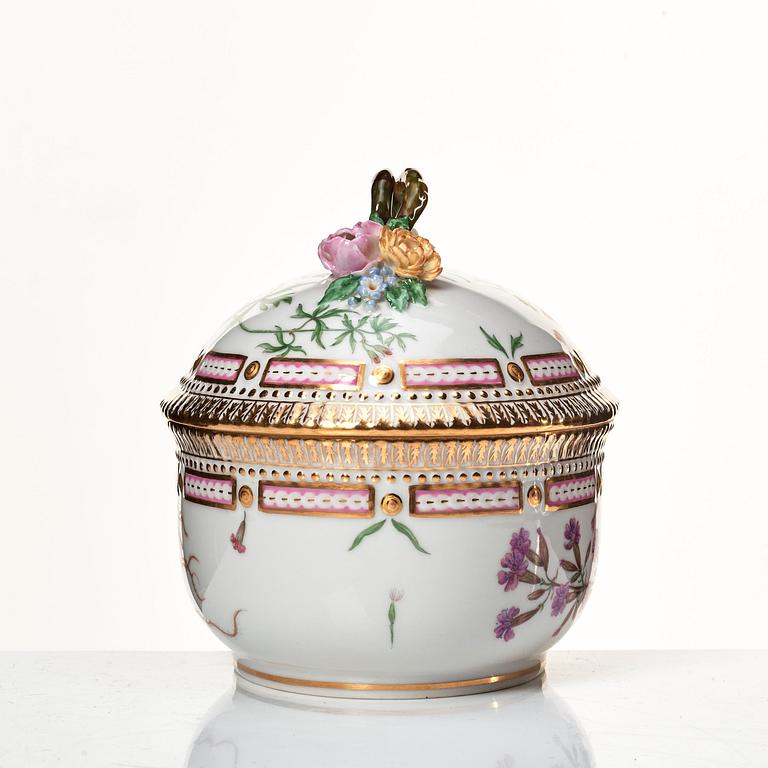 Bonbonnière med lock, porslin. Royal Copenhagen, "Flora Danica", Danmark, 1900-tal.