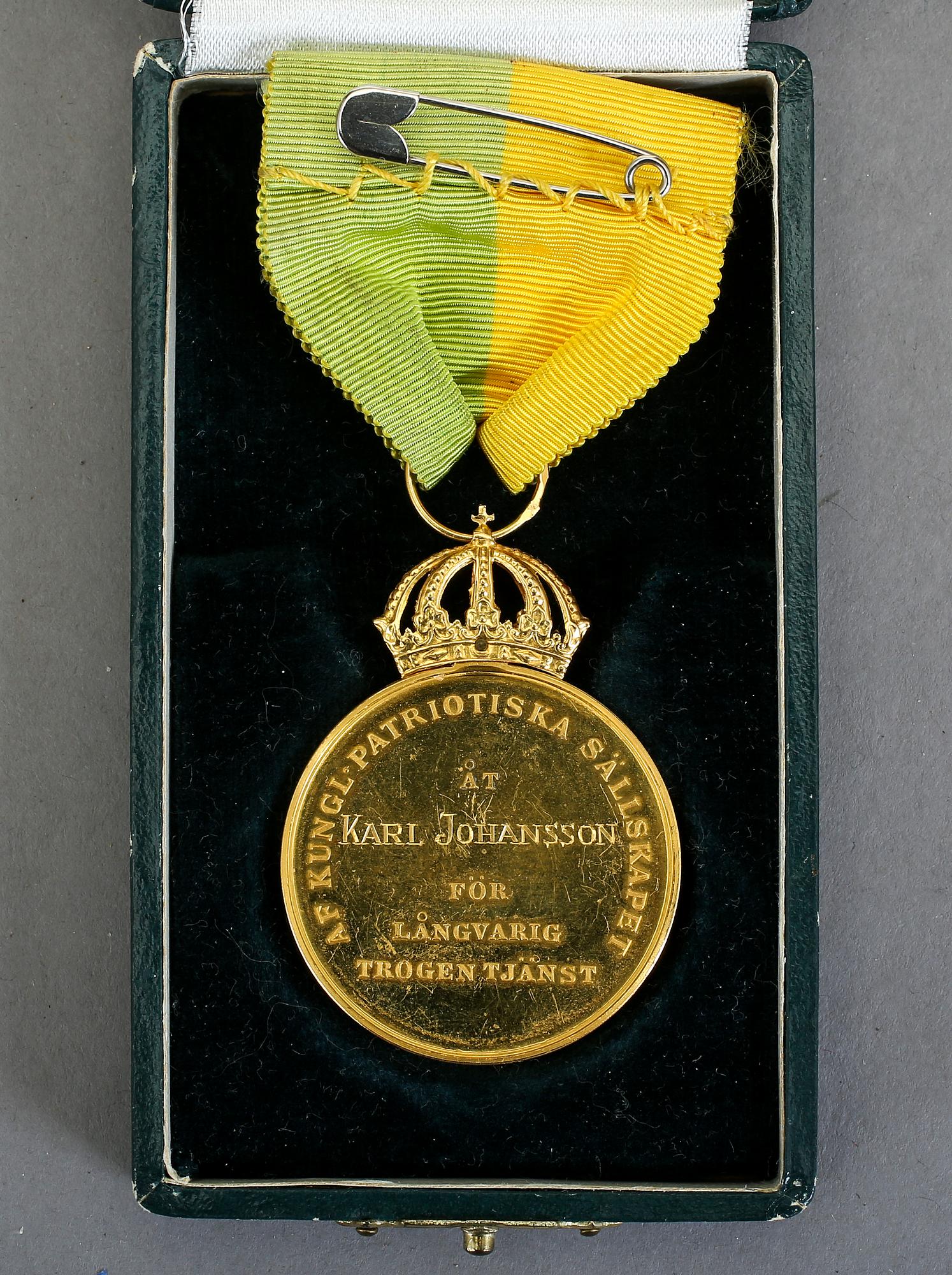 MEDALJ, 18k guld. Kungliga patriotiska Sällskapet, 1955. Vikt ca 25g.