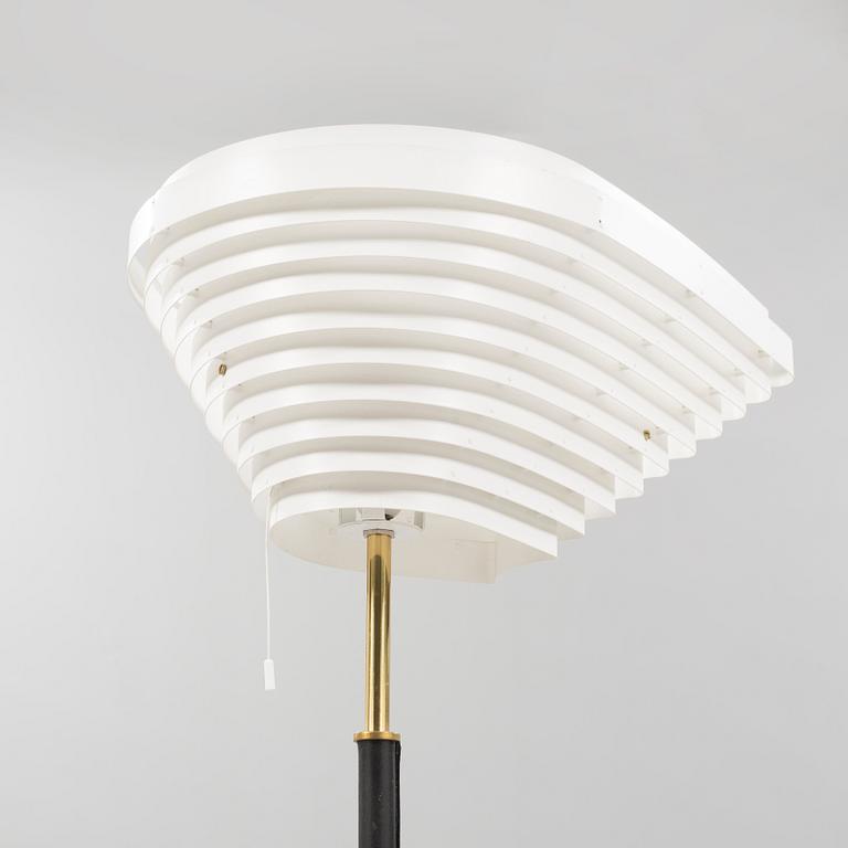 ALVAR AALTO, golvlampa, A 805, "Änglavinge", formgiven 1954.