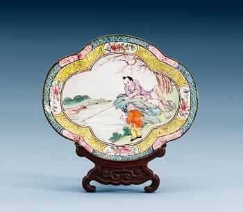 BRICKA, emalj på koppar. Qing dynastin, ca 1800.