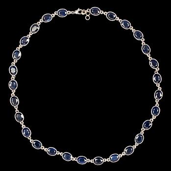 1100. A blue sapphire necklace, tot. app. 35 cts.